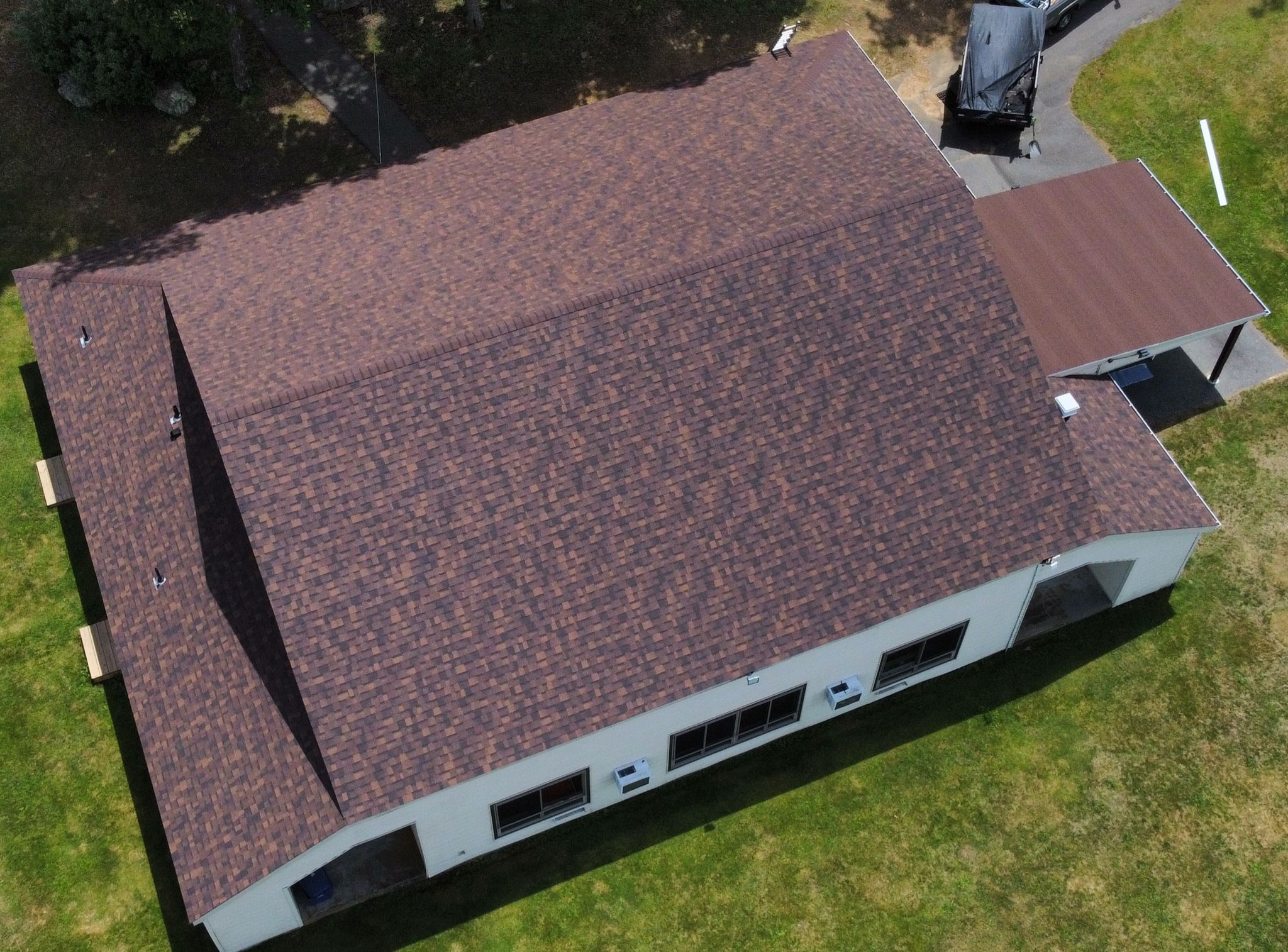An overhead view of a Conneticut home with a new red asphalt shingle roof installed by Hammerhead Roofing