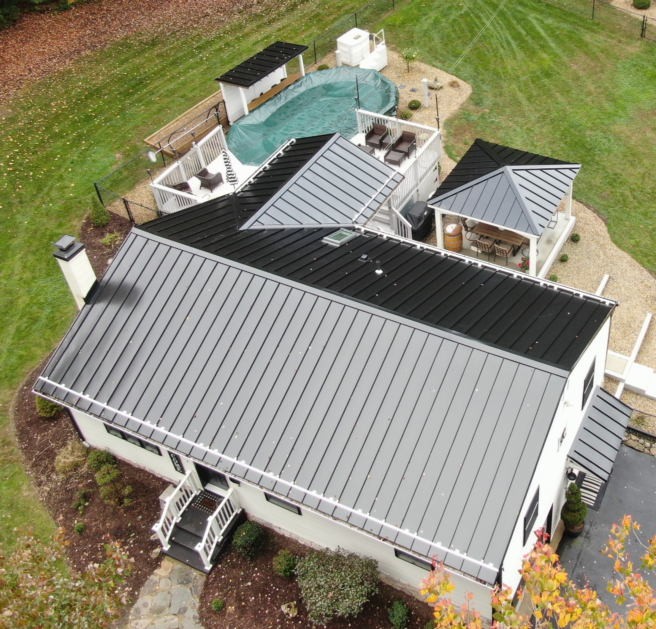 An overhead view of a Conneticut home with a new red asphalt shingle roof installed by Hammerhead Roofing